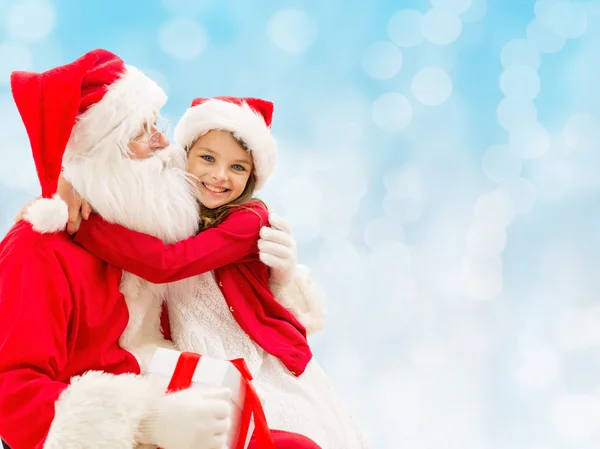 Leende liten flicka med jultomten — Stockfoto