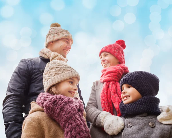 In de winterkleren buitenshuis en gelukkige familie — Stockfoto