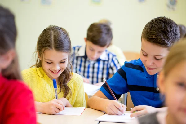 Gruppe von Schulkindern schreibt Test im Klassenzimmer — Stockfoto