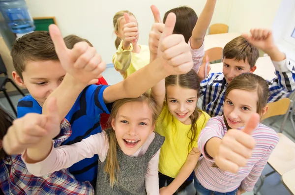 Grupo de escolares mostrando polegares para cima — Fotografia de Stock