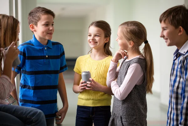 Group of school kids with soda cans in corridor — Stock Photo, Image