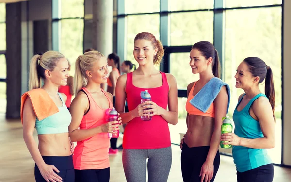 Femmes avec des bouteilles d'eau dans la salle de gym — Photo