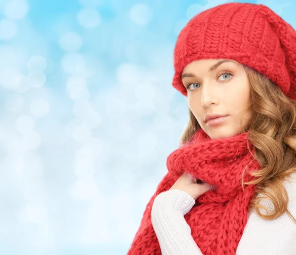 Jonge vrouw in winterkleding — Stockfoto