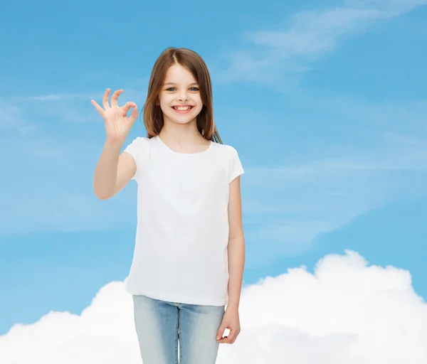 Niña sonriente en camiseta blanca en blanco — Foto de Stock