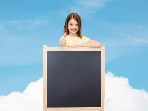Gelukkig meisje met lege schoolbord — Stockfoto