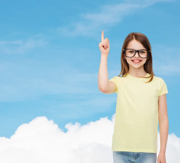 Sonriente linda niña en gafas negras — Foto de Stock