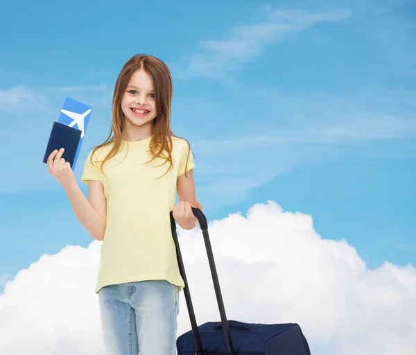 Menina sorridente com mala, bilhete e passaporte — Fotografia de Stock