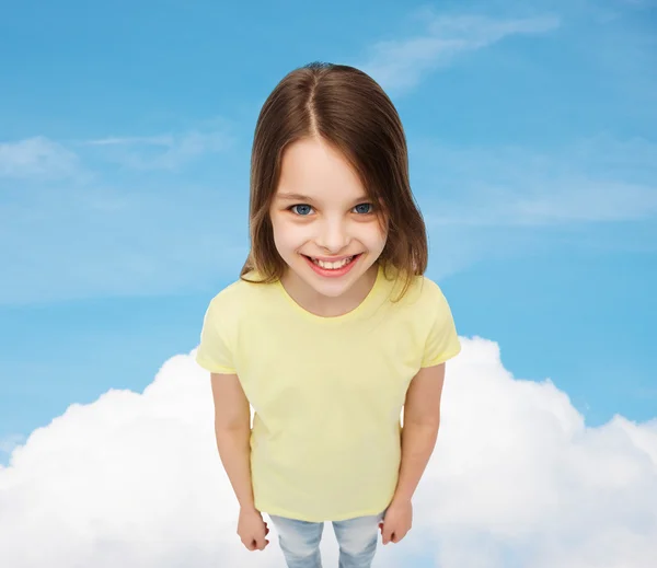 Sorrindo menina sobre grama verde fundo — Fotografia de Stock