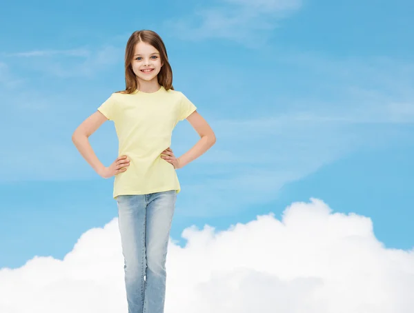 Sonriente niña con ropa casual — Foto de Stock