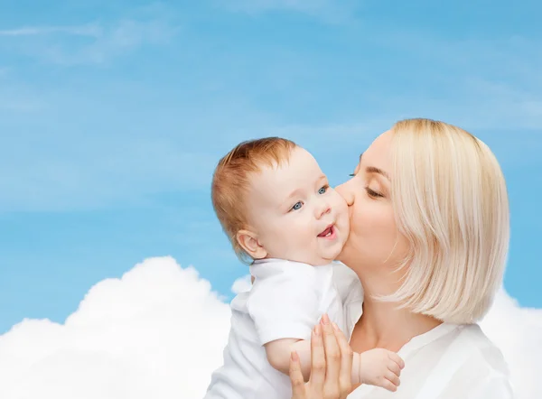 Mãe feliz beijando bebê sorridente — Fotografia de Stock