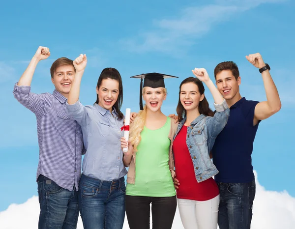 Grupo de estudantes de pé sorrindo com diploma — Fotografia de Stock