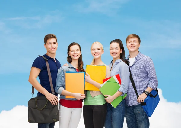 Groep lachende studenten permanent — Stockfoto