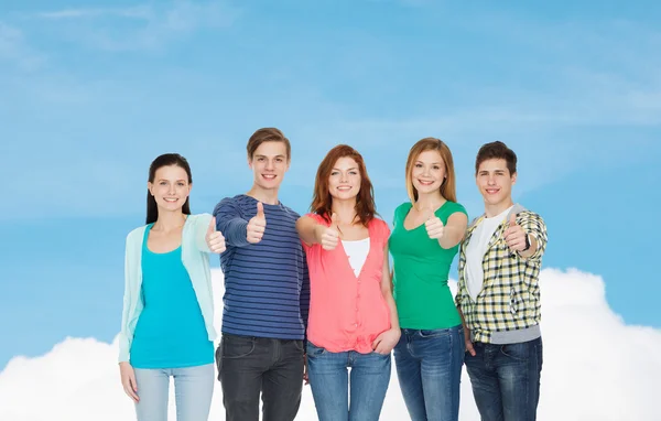 Grupo de estudiantes sonrientes mostrando pulgares hacia arriba — Foto de Stock