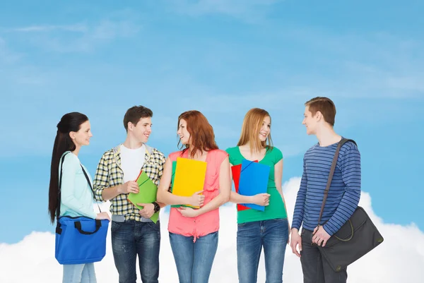 Groep lachende studenten permanent — Stockfoto