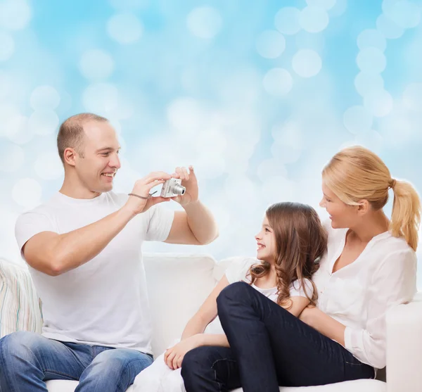 Lycklig familj med kameran hemma — Stockfoto