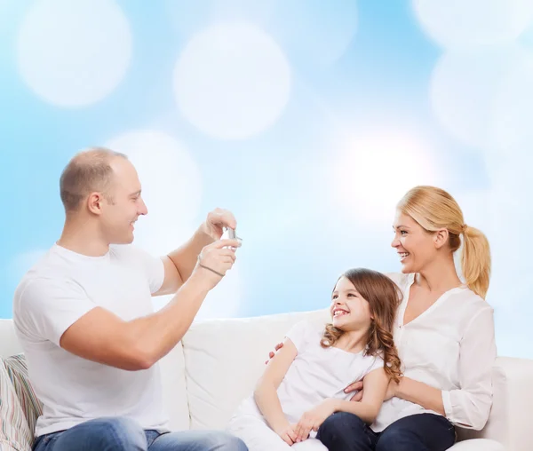 Familia feliz con la cámara en casa — Foto de Stock