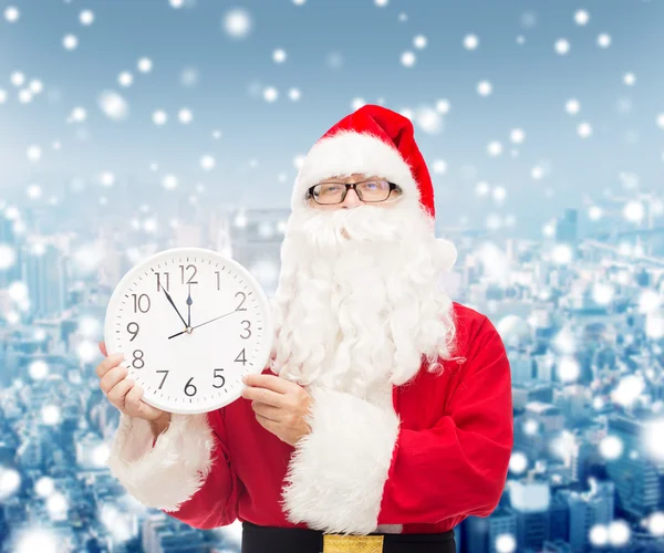 Muž v kostýmu santa Clause s hodinami — Stock fotografie