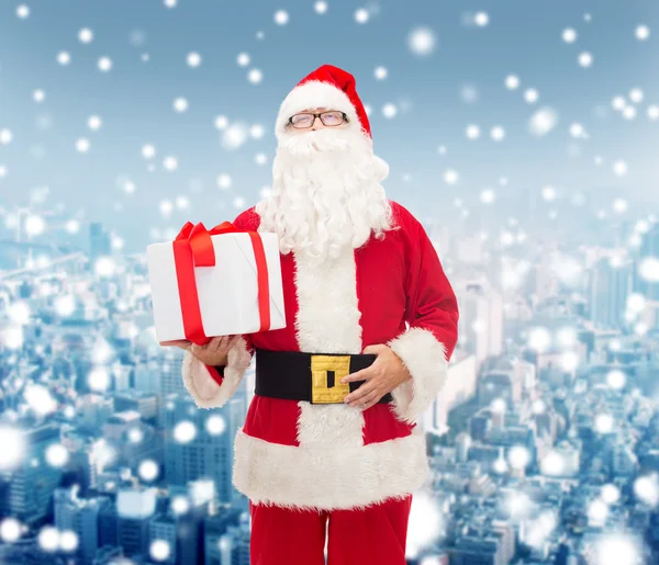 Людина в костюмі Санта Клауса з подарунковою коробкою — стокове фото