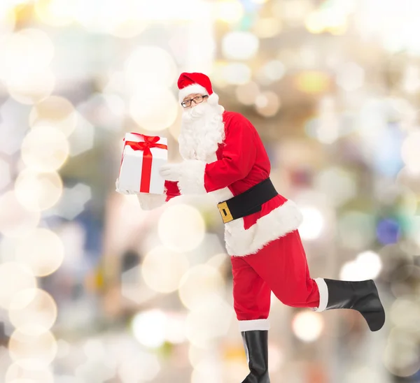 Homem em traje de santa claus com caixa de presente — Fotografia de Stock