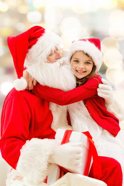 Noel Baba ile gülümseyen küçük kız — Stok fotoğraf