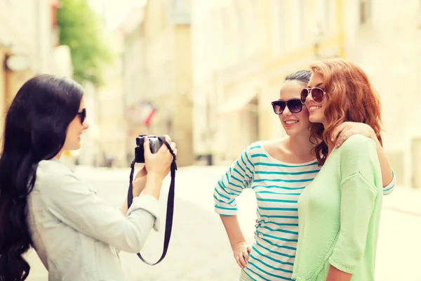 Souriant adolescentes avec caméra Image En Vente
