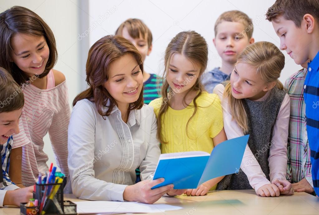 Group of school kids with teacher in classroom Stock Photo by  ©Syda_Productions 59388327