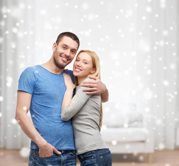 Feliz pareja abrazándose en casa —  Fotos de Stock