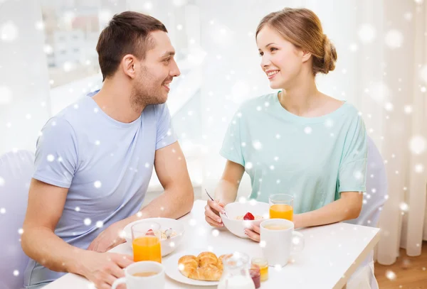 Lächelndes Paar beim Frühstück zu Hause — Stockfoto