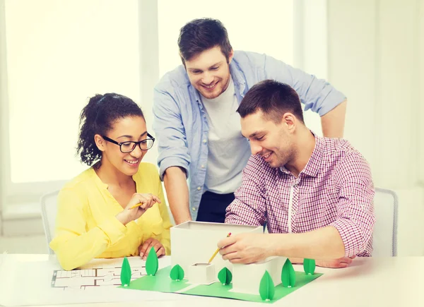 Lächelnde Architekten im Büro — Stockfoto