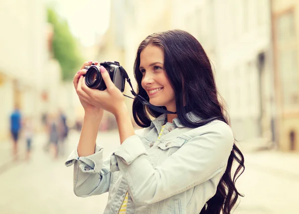 Kamera ile gülümseyen genç kız — Stok fotoğraf