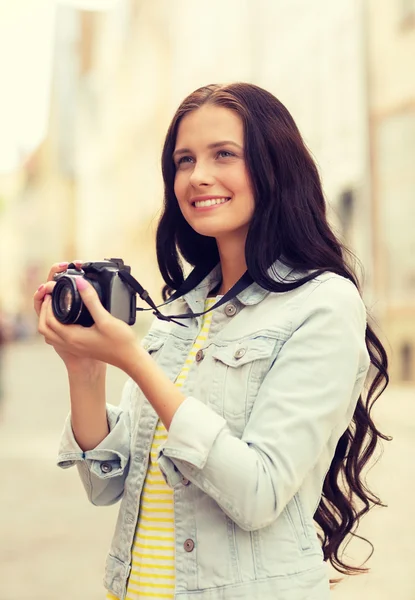 Улыбающаяся девочка-подросток с камерой — стоковое фото