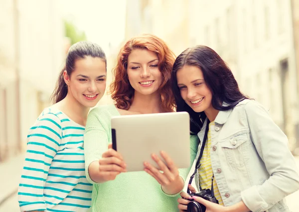 Chicas adolescentes sonrientes con la tableta PC y la cámara —  Fotos de Stock