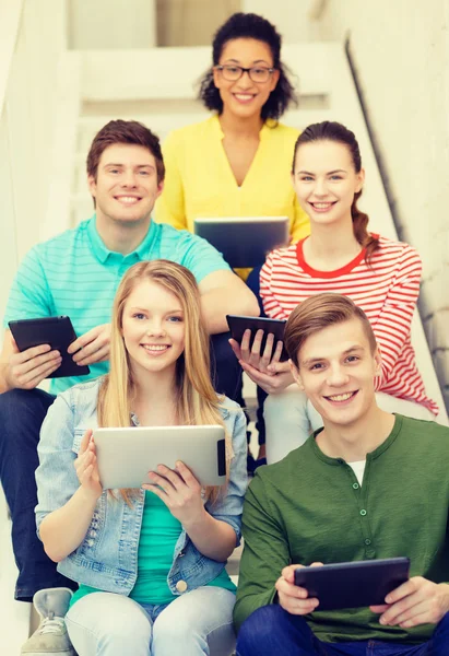 Lachende studenten met tablet pc-computer — Stockfoto