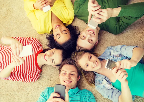 Groupe de personnes souriantes couchées sur le sol — Photo