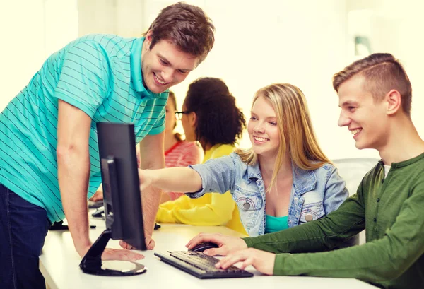 Estudiantes sonrientes en clase de informática en la escuela — Foto de Stock
