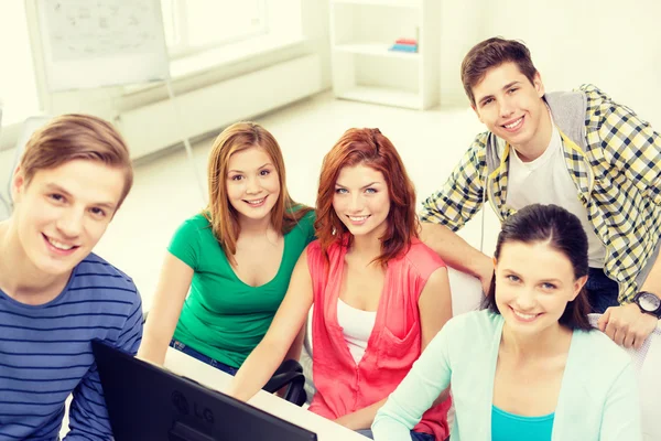 Grupo de estudiantes sonrientes discutiendo — Foto de Stock