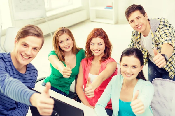 Groep lachende studenten tonen duimen omhoog — Stockfoto