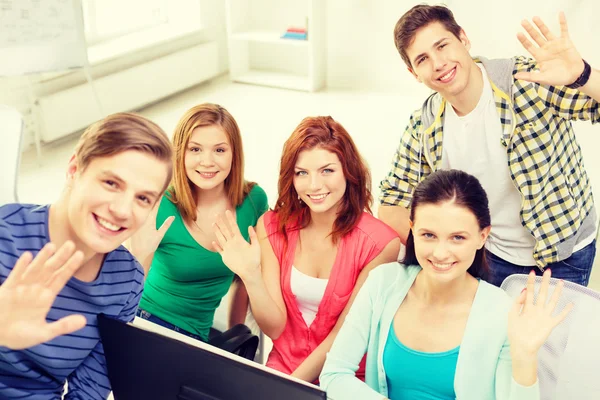 Grupp leende studenter viftande händer på skolan — Stockfoto