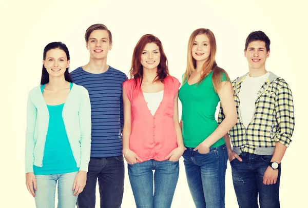 Gruppo di studenti sorridenti in piedi — Foto Stock