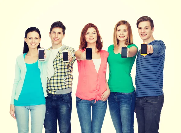 Estudantes mostrando telas de smartphones em branco — Fotografia de Stock