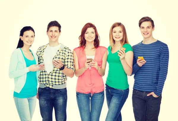 Lachende studenten met smartphones — Stockfoto