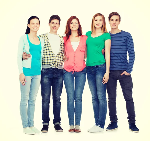 Grupp leende studenter står — Stockfoto