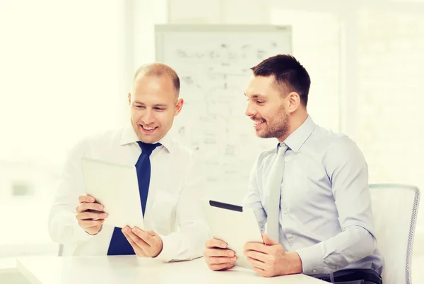 Dos hombres de negocios sonrientes con la tableta PC en la oficina — Foto de Stock