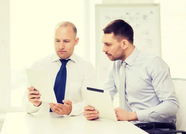 Dos hombres de negocios serios con la tableta PC en la oficina — Foto de Stock