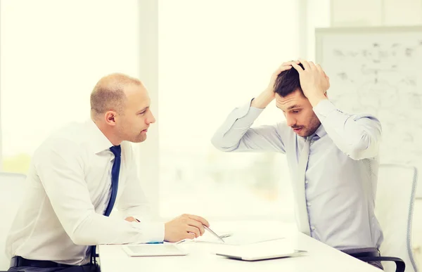 Twee ernstige zakenlieden met tablet pc in office — Stockfoto