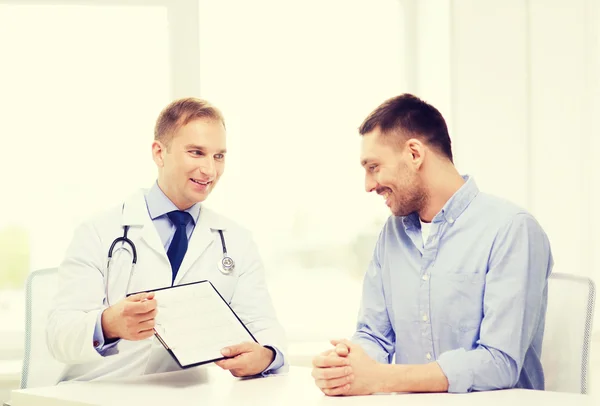 Doctor with clipboard and patient in hospital — Stock Photo, Image