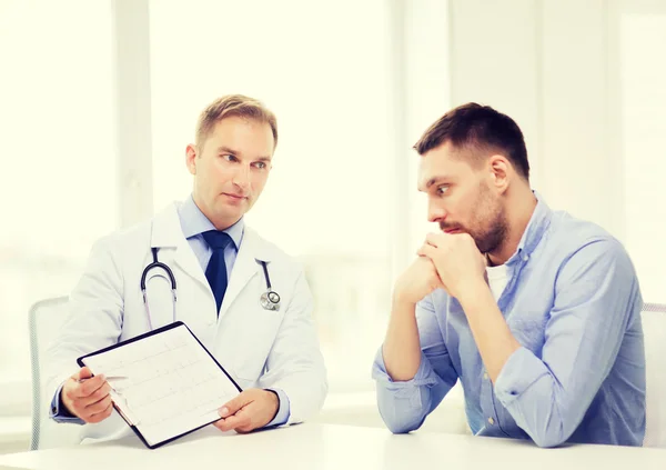 Arzt mit Klemmbrett und Patient im Krankenhaus — Stockfoto