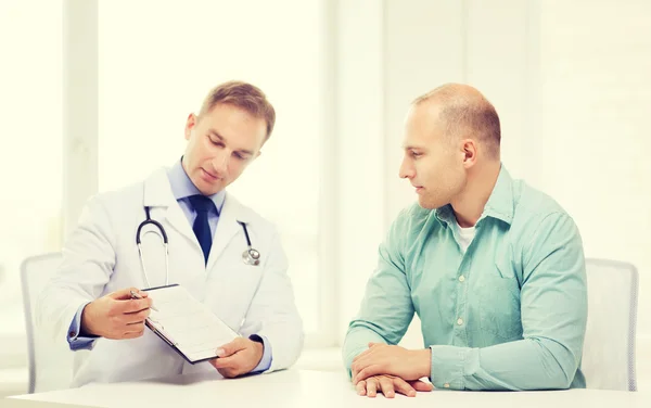 Doctor with clipboard and patient in hospital — Stock Photo, Image