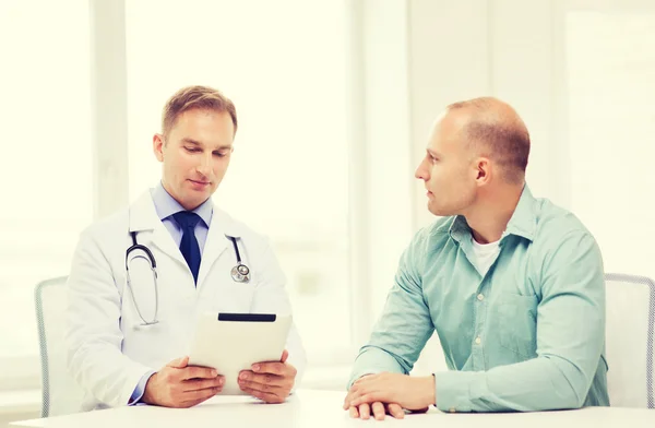 Médico con comprimido pc y paciente en el hospital — Foto de Stock