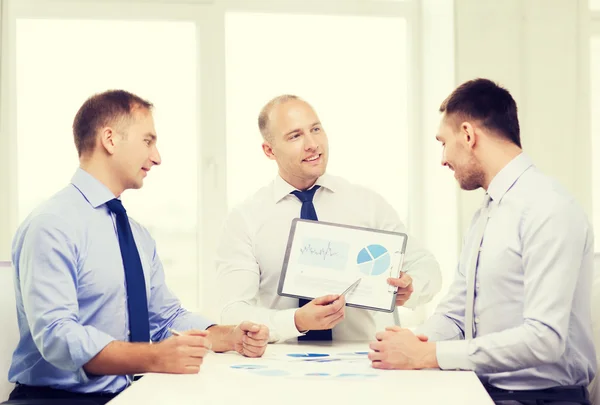 Lächelnde Geschäftsleute mit Papieren im Amt — Stockfoto